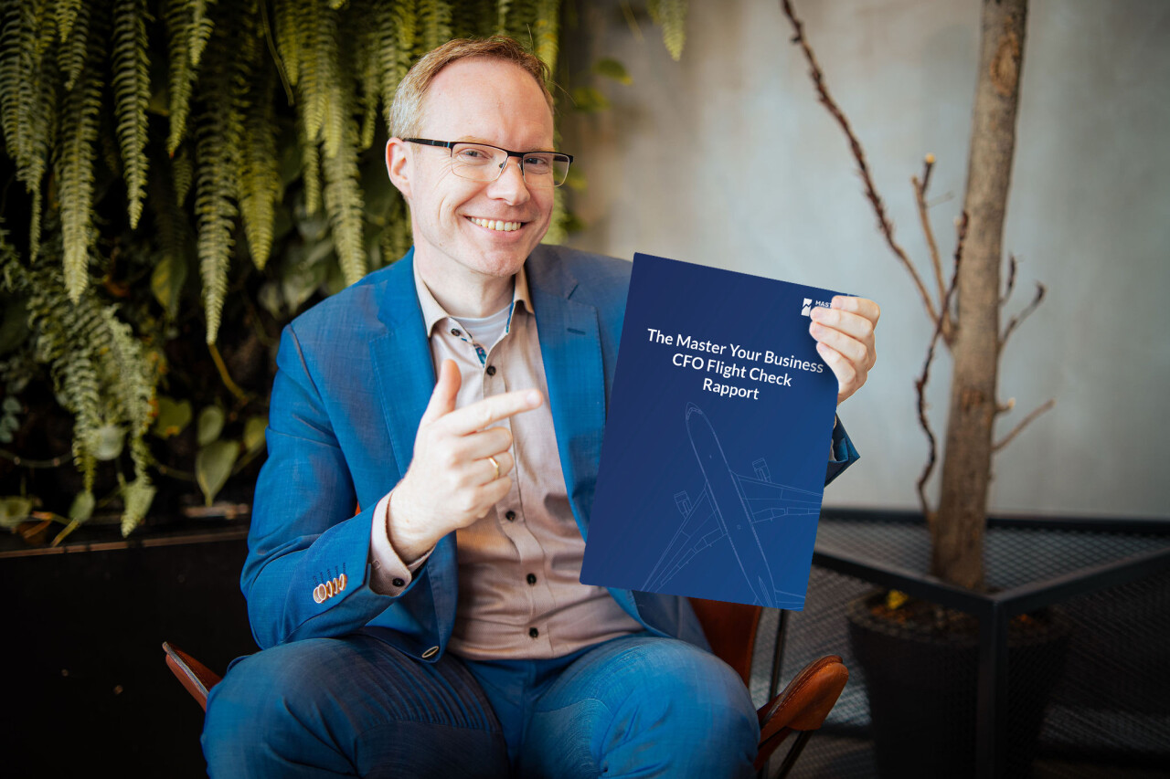 Joel van Master Your Business met het CFO Flight Check rapport